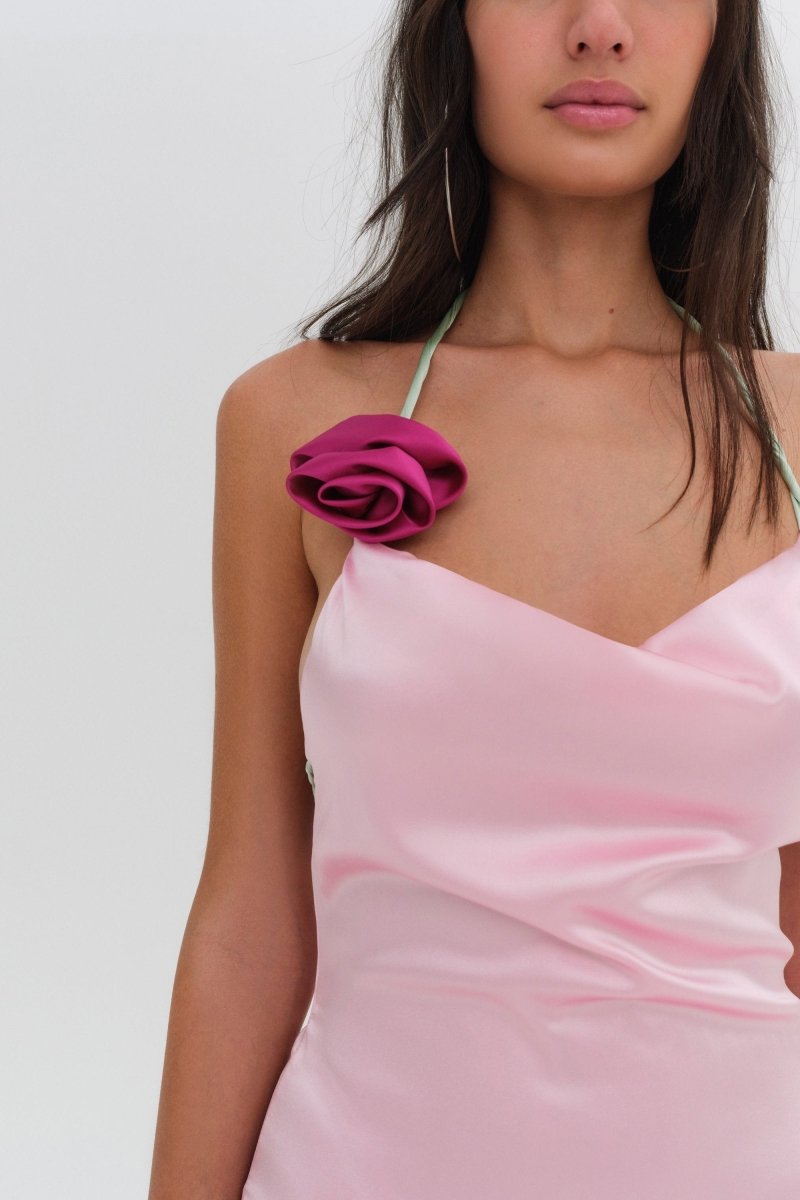 Vestido largo con rosetas y cuello halter de Edwina 