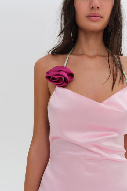 Vestido largo con rosetas y cuello halter de Edwina 