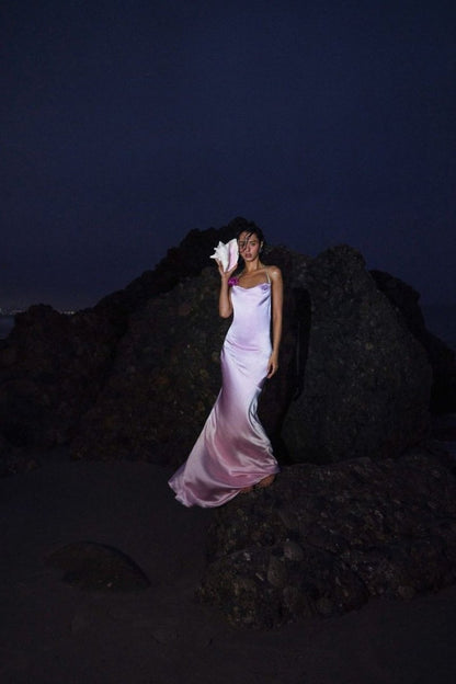 Vestido largo con rosetas y cuello halter de Edwina 
