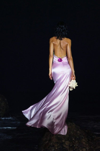 Vestido largo con rosetas y cuello halter de Edwina 