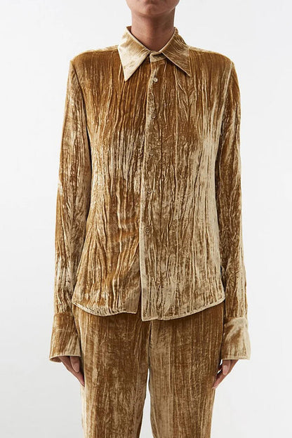 Blusa lisa de manga larga con cuello vuelto y textura elegante