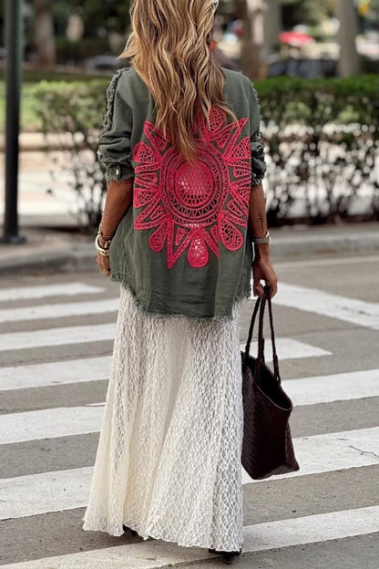 Camisa vaquera verde caqui con mandala de crochet rosa