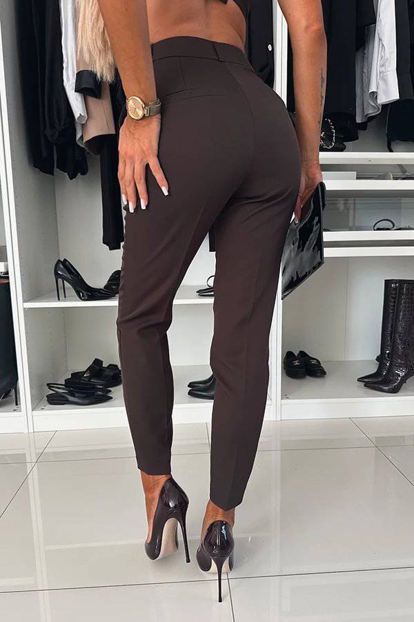Pantalones cónicos de tiro alto con bolsillos que ofrecen una sensación de confianza