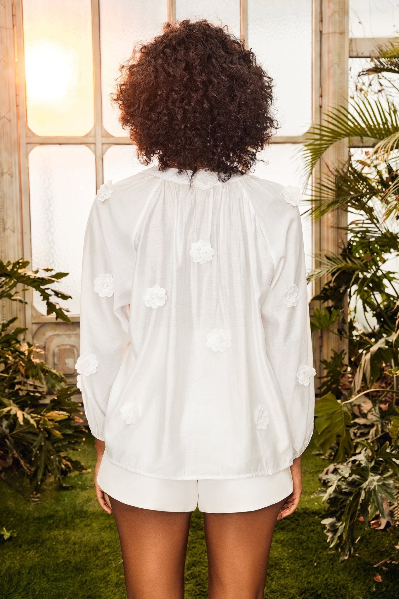 Blusa con cuello en V y estampado floral Ella 