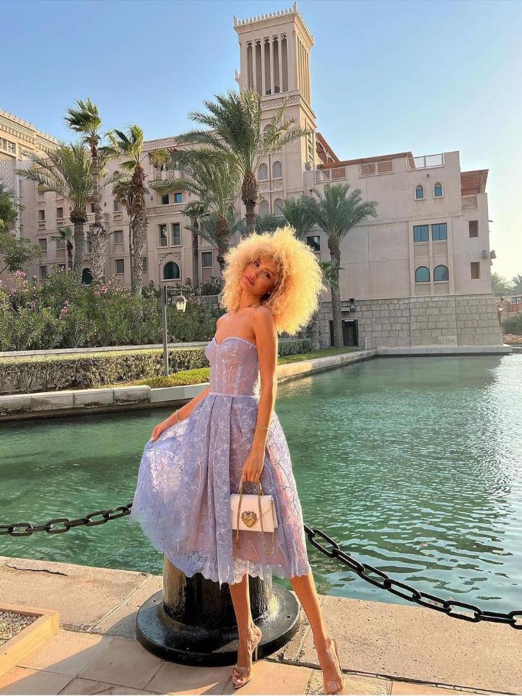 Vestido midi de encaje con corsé Elsie 
