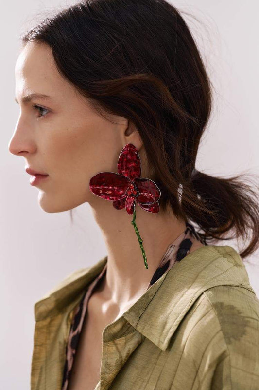 Pendientes con apliques de diamantes de imitación y flores esmaltadas 