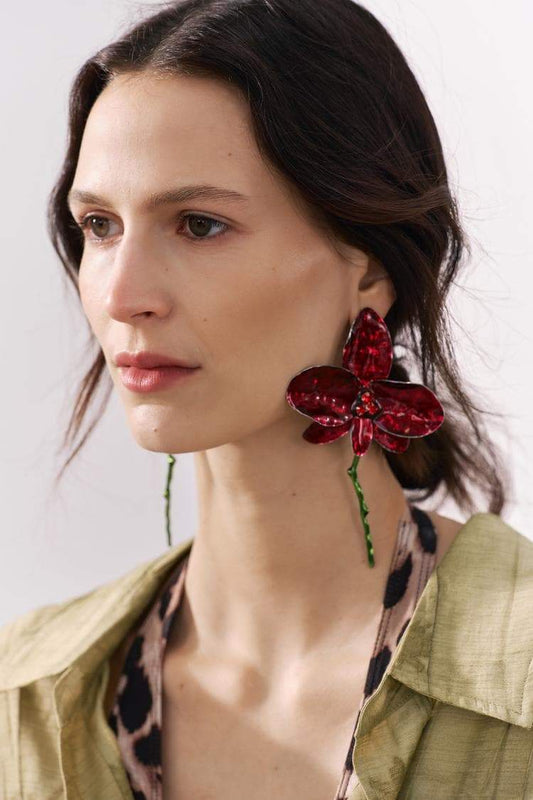 Pendientes con apliques de diamantes de imitación y flores esmaltadas 
