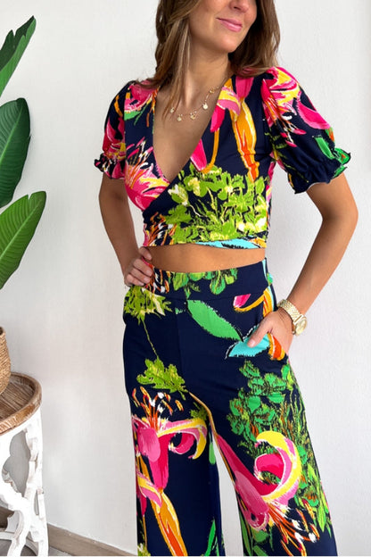 Conjunto de top corto con cuello en V y mangas cortas con estampado floral, cintura elástica y pantalones de pierna ancha 