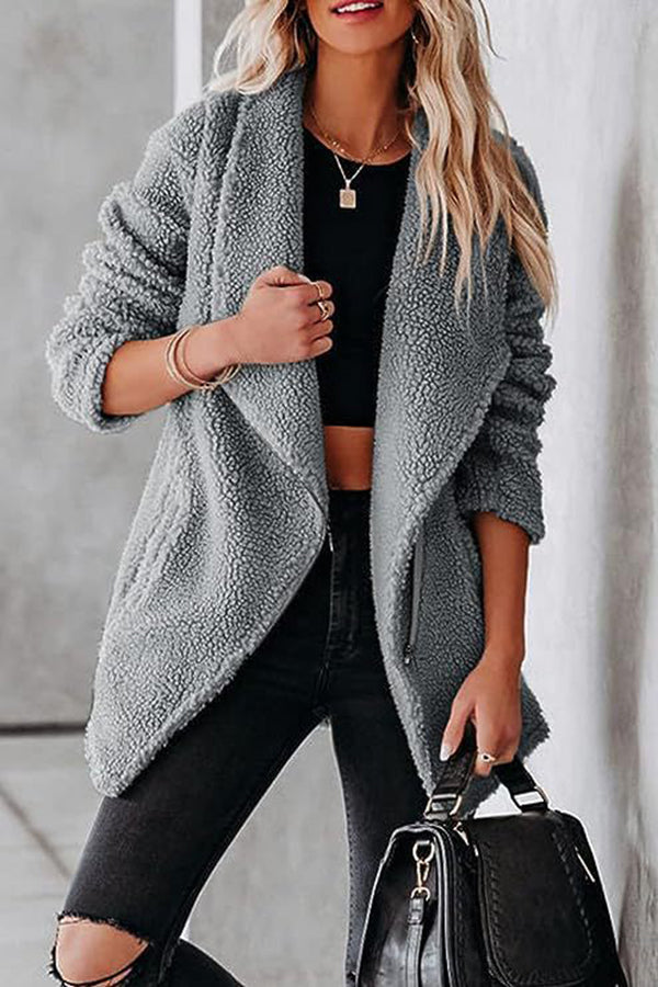 Chaqueta casual de piel de cordero de moda con bolsillos con cremallera y chaqueta de terciopelo granulado.