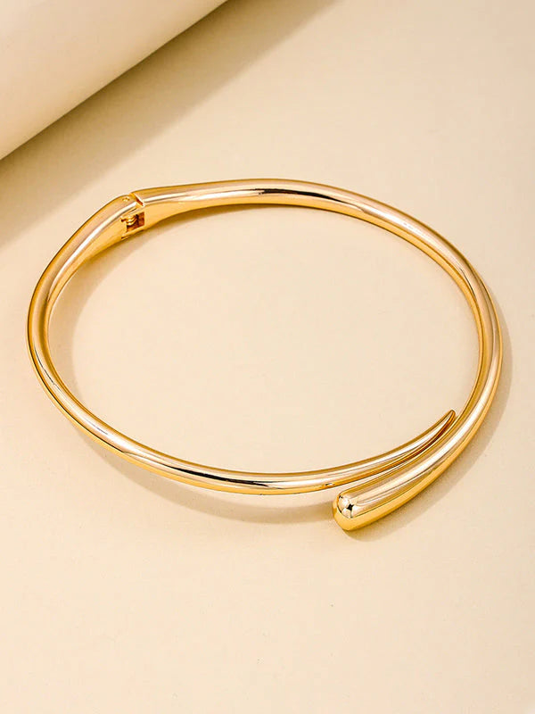 Collar brillante con anillo geométrico de metal simple y moderno 