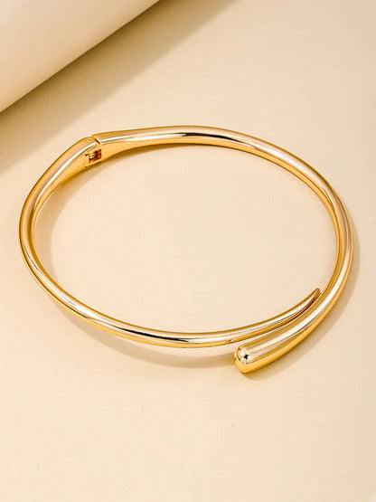 Collar brillante con anillo geométrico de metal simple y moderno 
