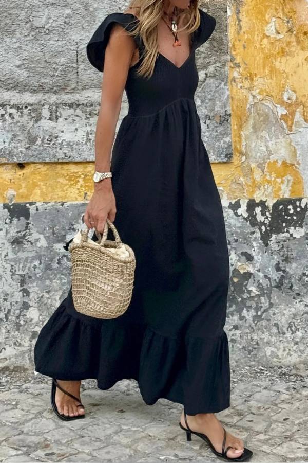 Vestido largo negro con escote en V, mangas acampanadas, corpiño fruncido, cintura alta y volantes