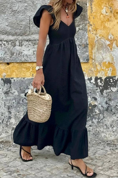 Vestido largo negro con escote en V, mangas acampanadas, corpiño fruncido, cintura alta y volantes
