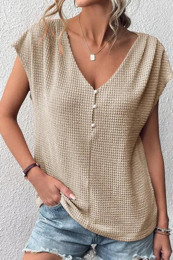 Camiseta informal de mujer con cuello en V, botones y estampado de gofres en color liso
