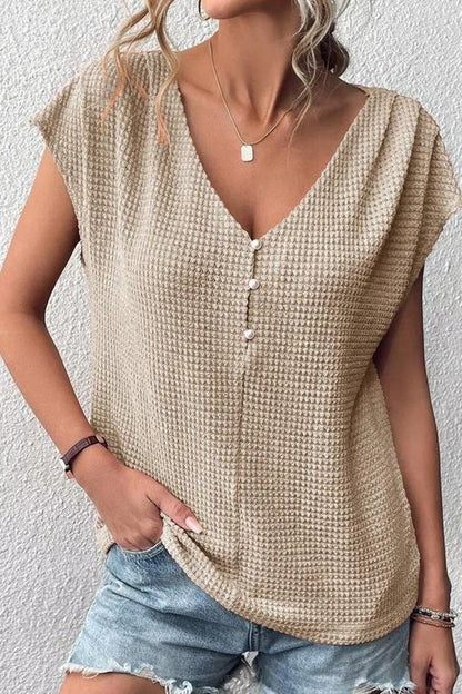 Camiseta informal de mujer con cuello en V, botones y estampado de gofres en color liso
