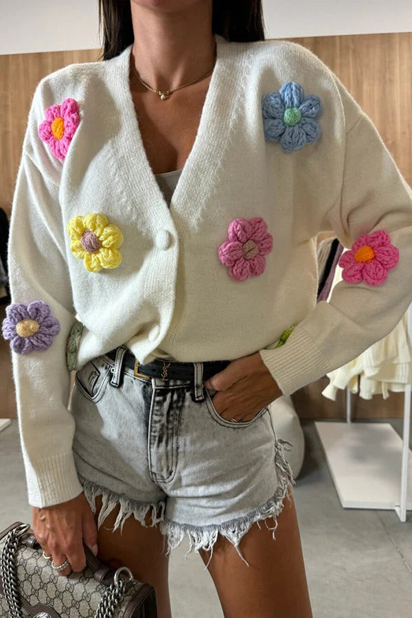 Cárdigan holgado con botones y flores dimensionales de colores de Ezro Knit 