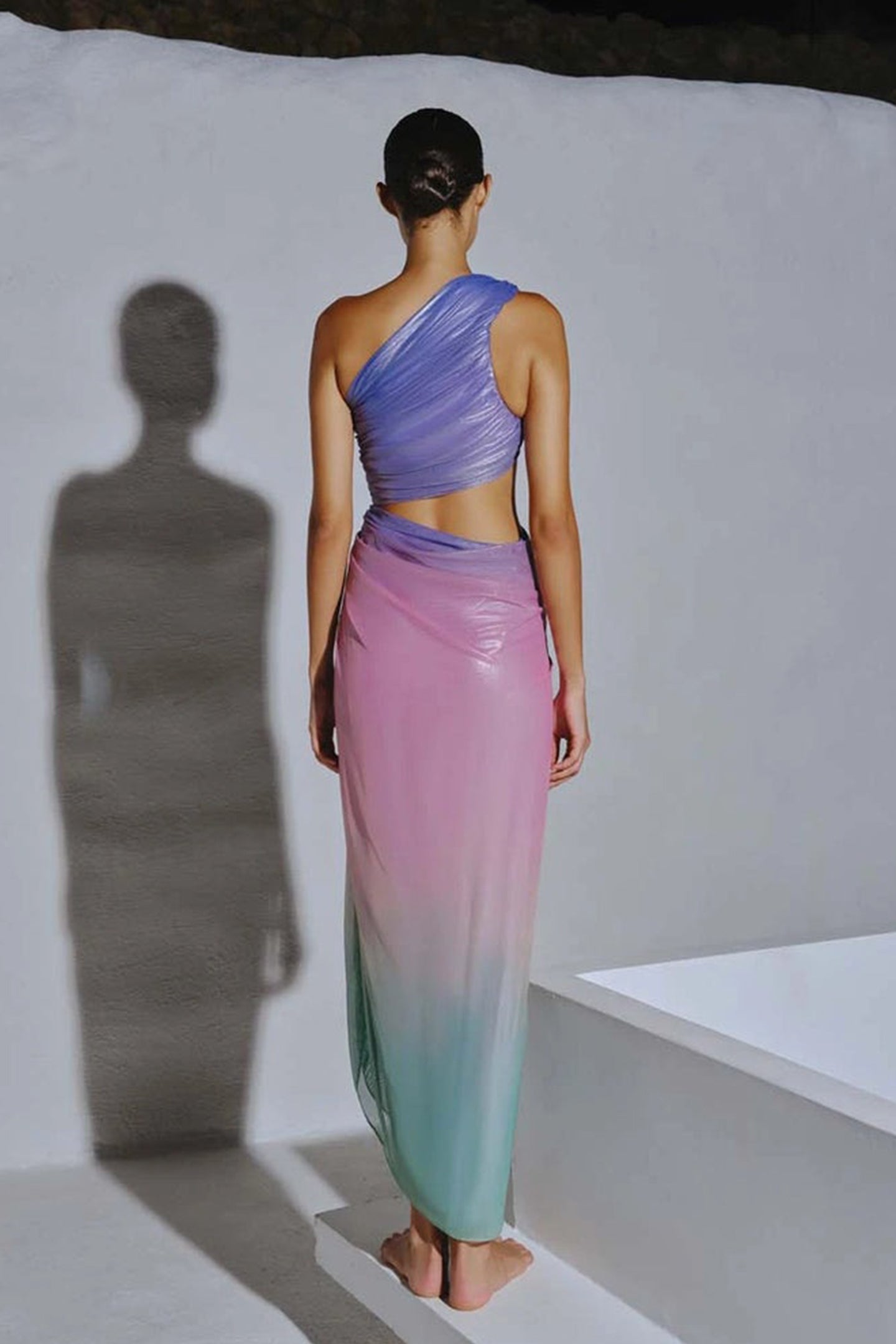 Vestido largo drapeado con un solo hombro y aberturas Yvonne 