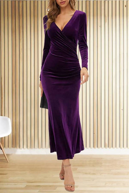Vestido largo de cola de pez entallado con cuello en V y manga larga de terciopelo liso