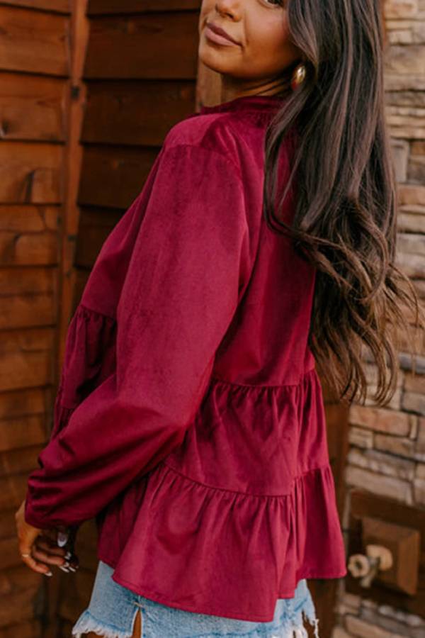 Camisa burdeos con botones escalonados y volantes fruncidos 