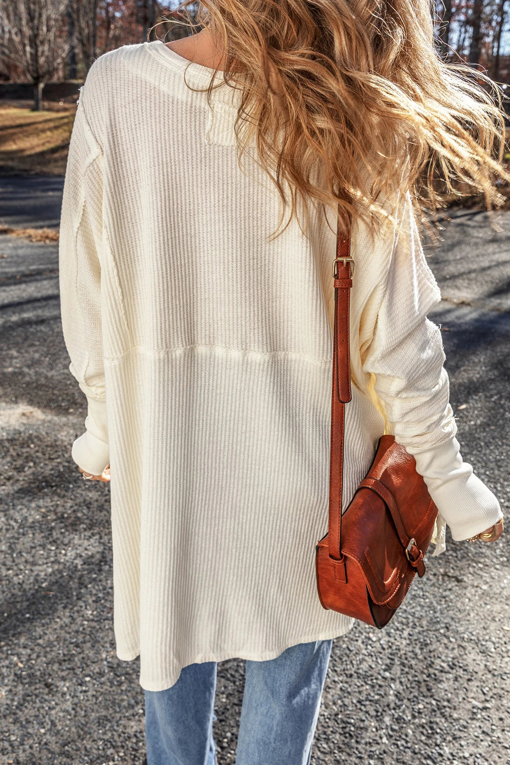 Top oversize de cuello redondo con costuras expuestas y punto gofre blanco 