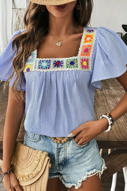 Blusa bohemia con apliques de crochet y rayas azul cielo