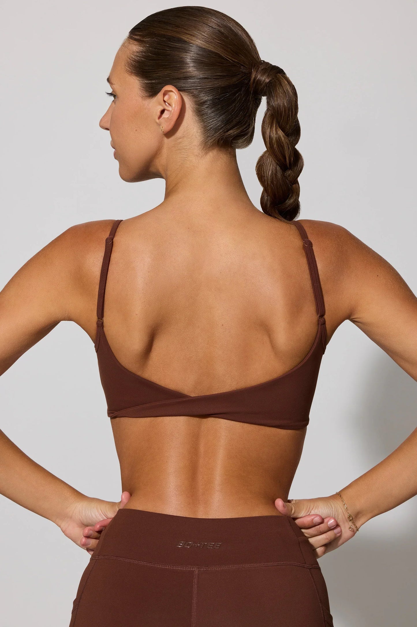 Twist Back Scoop Neck Sports Bra in Chocolate