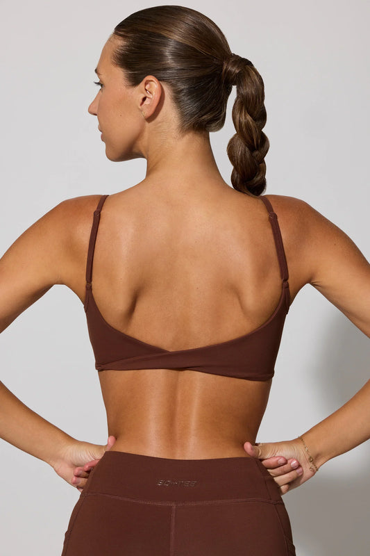 Twist Back Scoop Neck Sports Bra in Chocolate