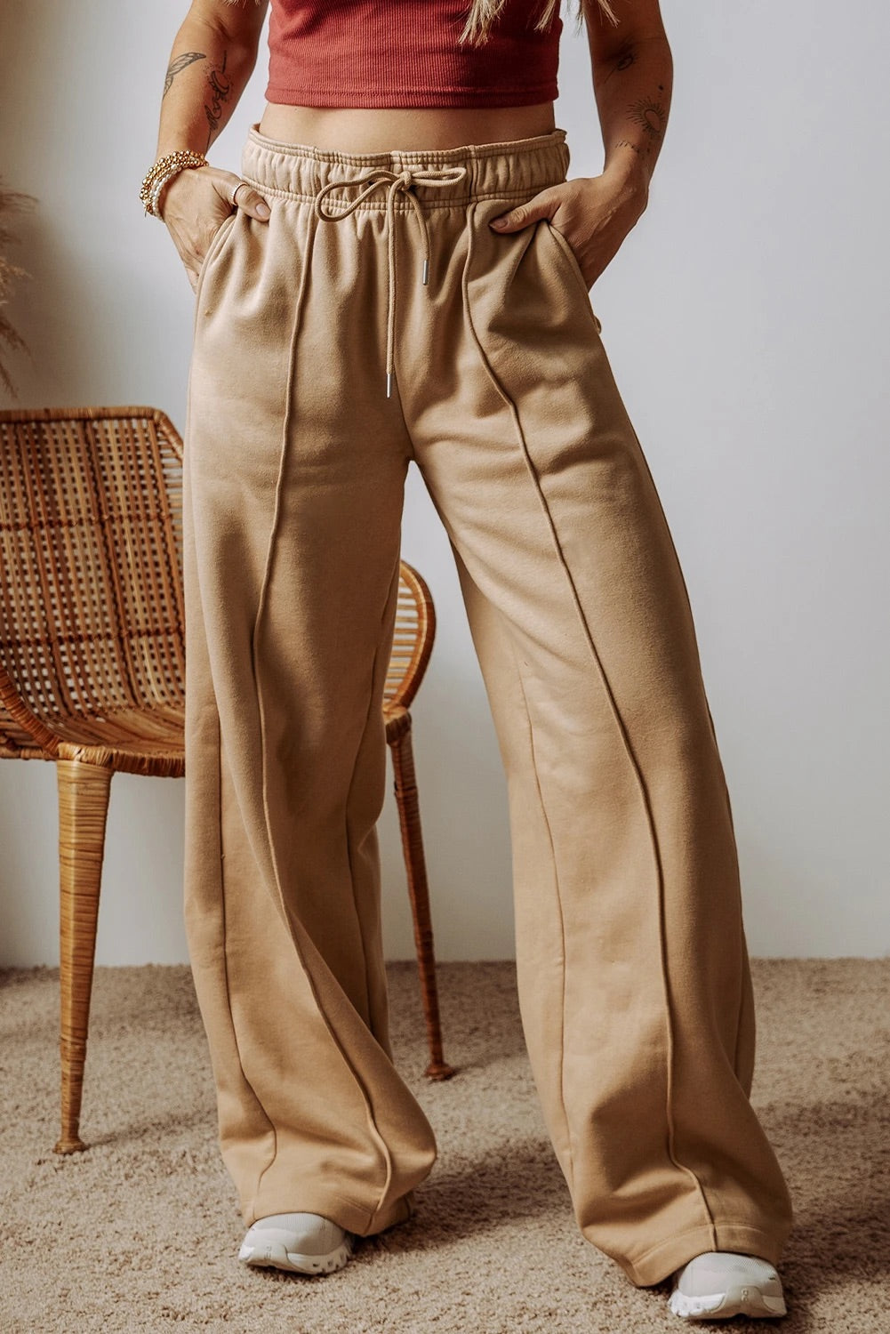 Pantalones anchos de cintura alta con cordón ajustable y costuras expuestas en gris humo