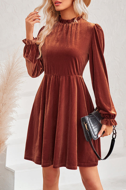 Minivestido de terciopelo con cuello alto y manga larga