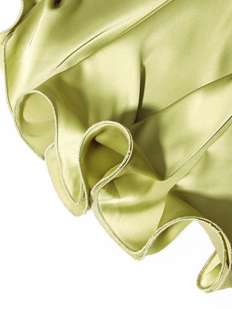 Minivestido de muñeca de satén con escote en V y cadena metálica tipo riñonera 