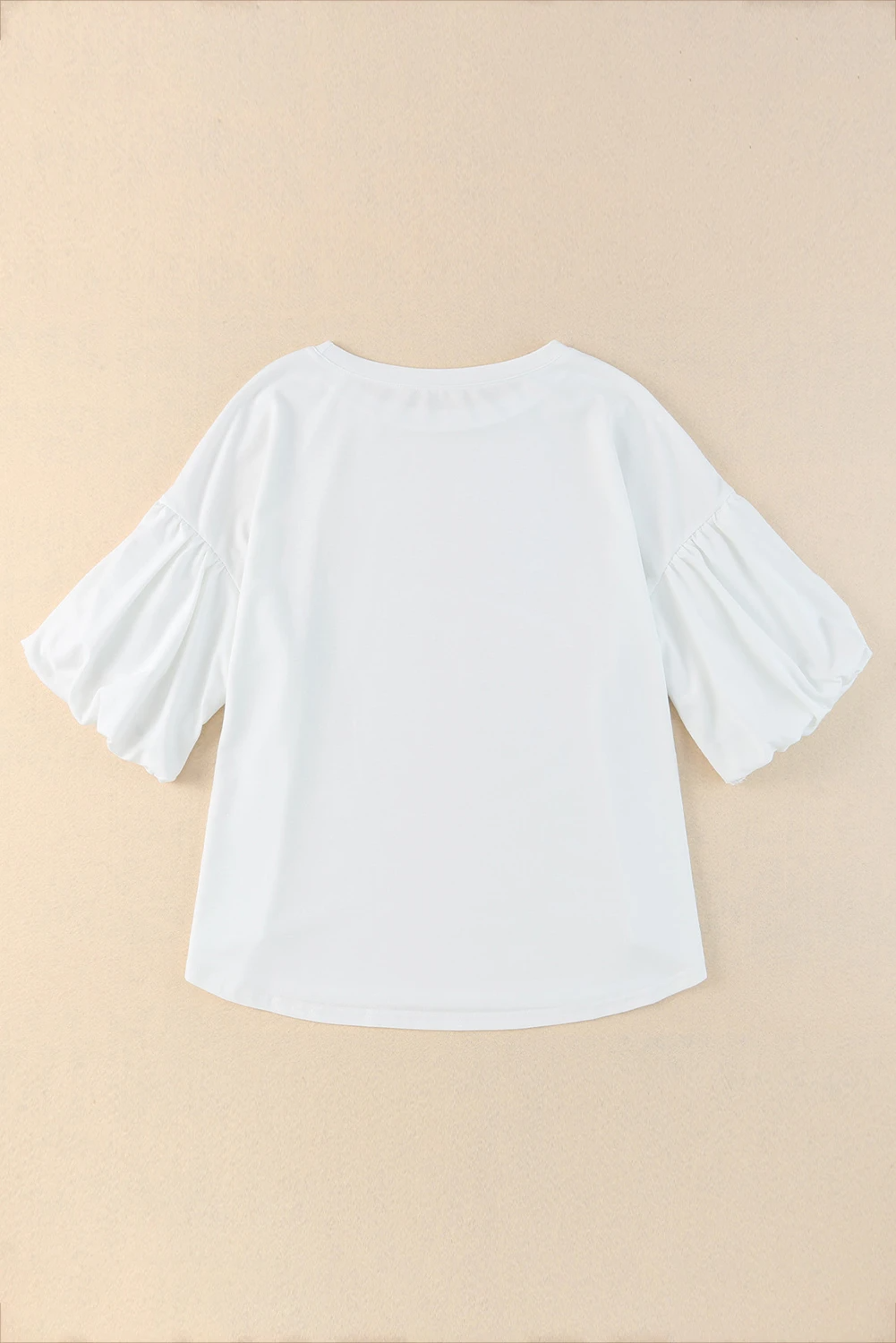 Blusa informal de color blanco liso con mangas abullonadas
