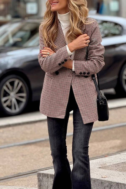 Una chaqueta de cuadros imprescindible para las amantes de la moda.