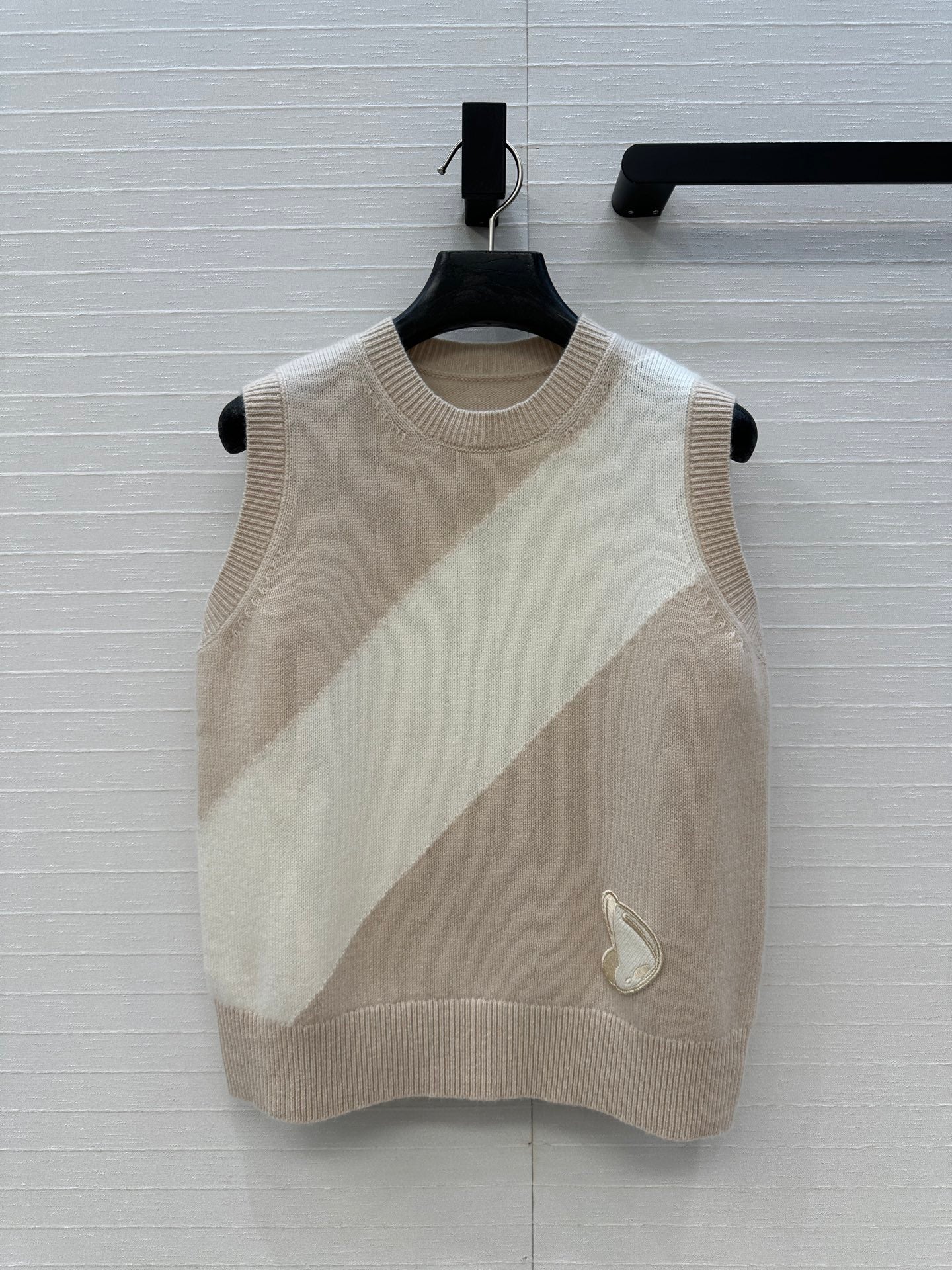 HM Embroidered Logo Vest in Beige and White Cashmere