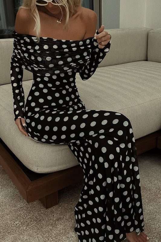 Vestido largo elástico fruncido con hombros descubiertos y estampado de lunares elegante