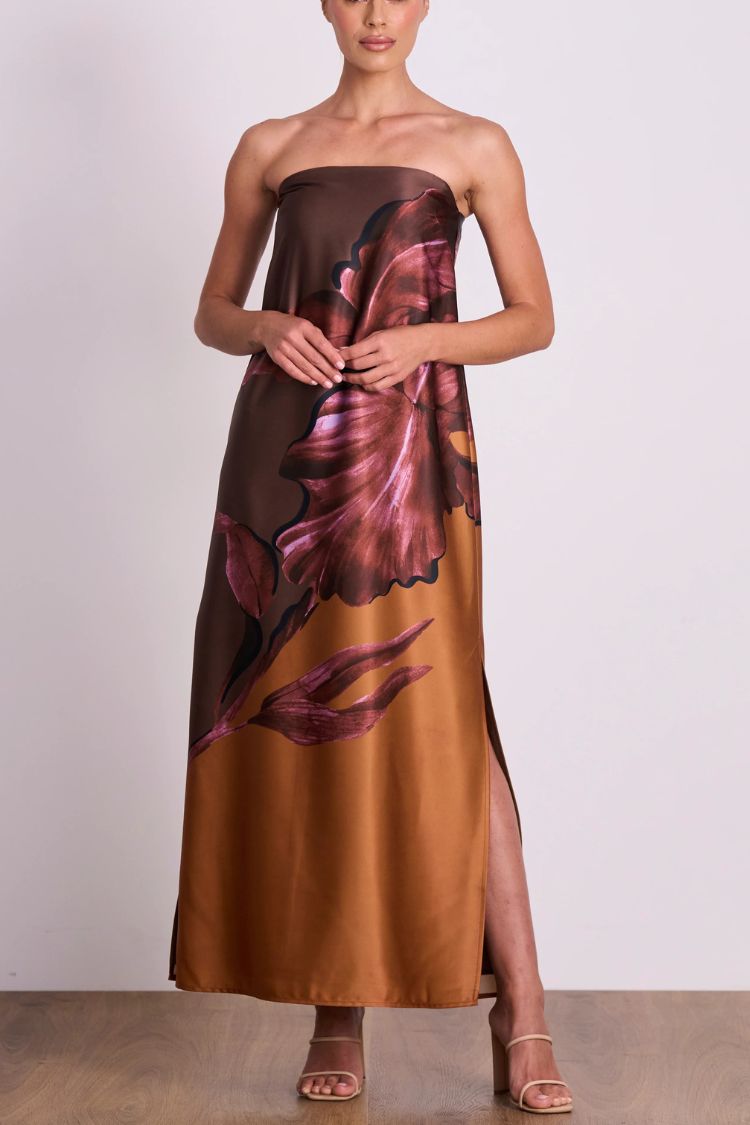 Vestido largo de satén con estampado floral, hombros descubiertos y abertura en forma de A. Inspiración para dibujar