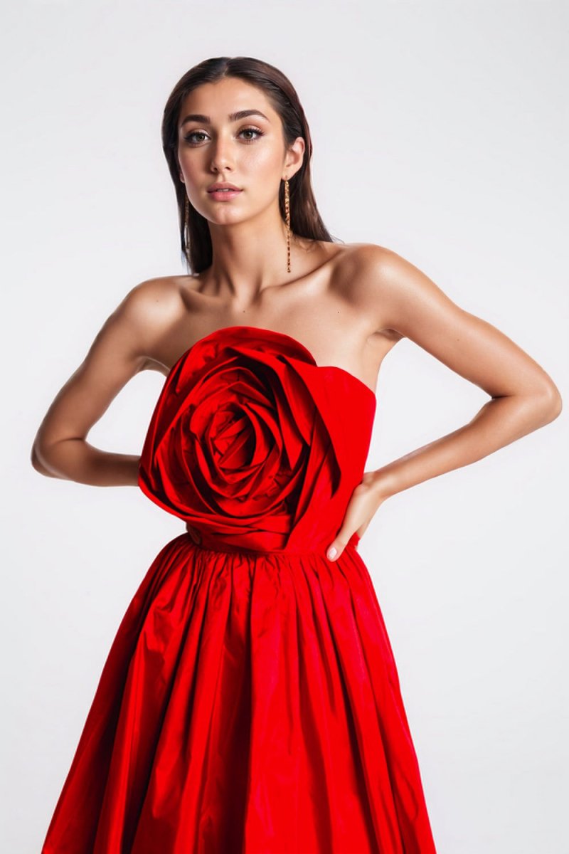 Vestido largo sin tirantes con flores de Frederica 