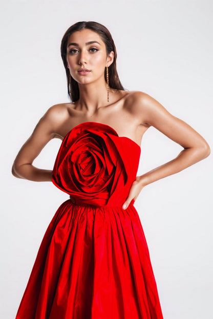Vestido largo sin tirantes con flores de Frederica 