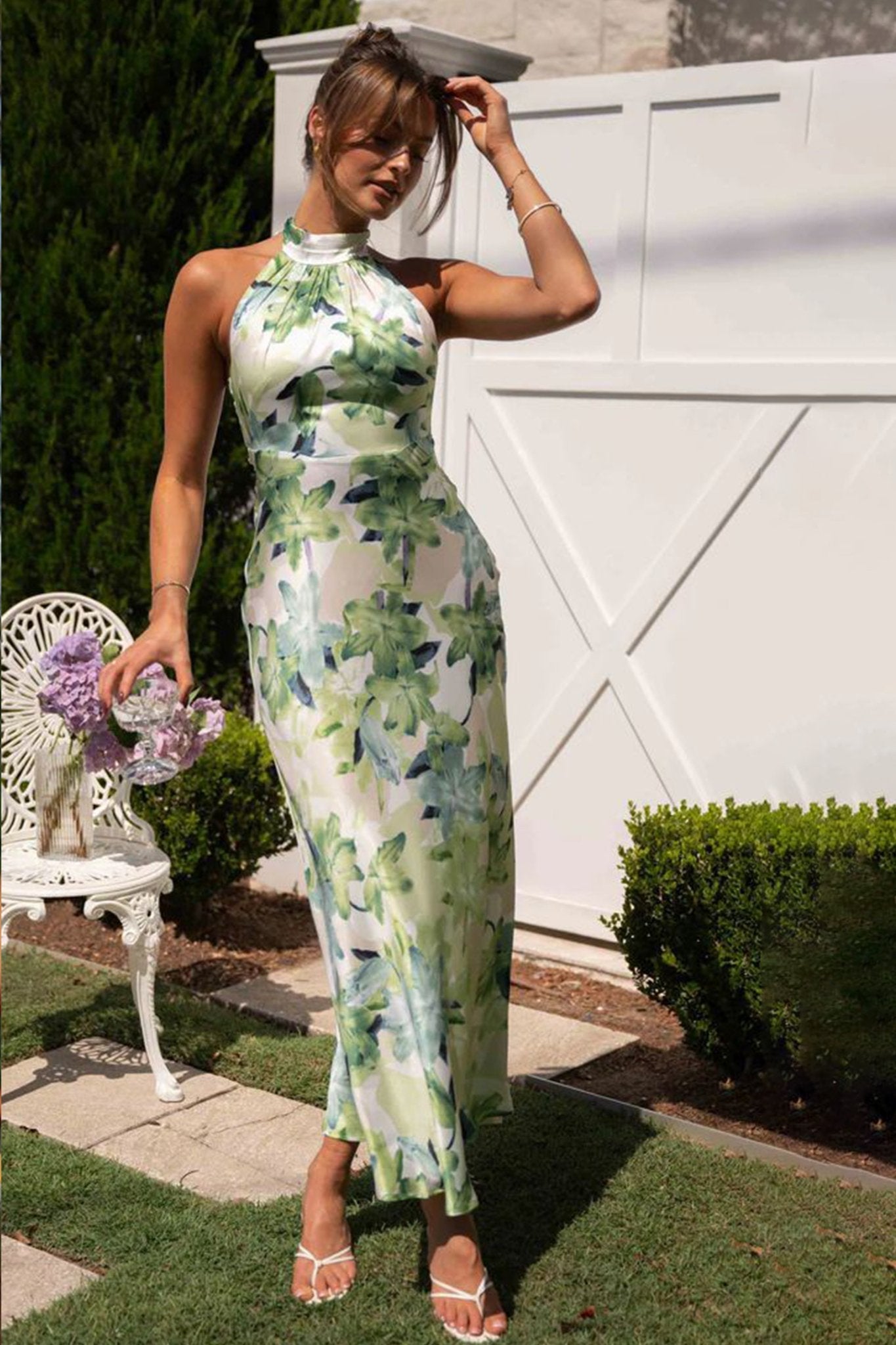 Vestido midi de satén con cuello halter, espalda descubierta y estampado Gill 