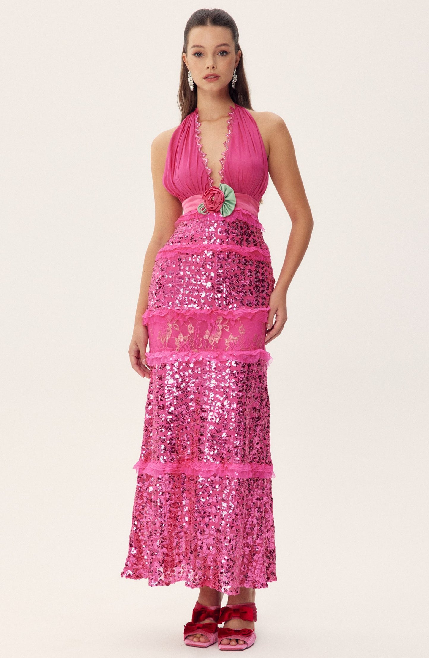 Vestido largo con lentejuelas y cuello halter de Sara 