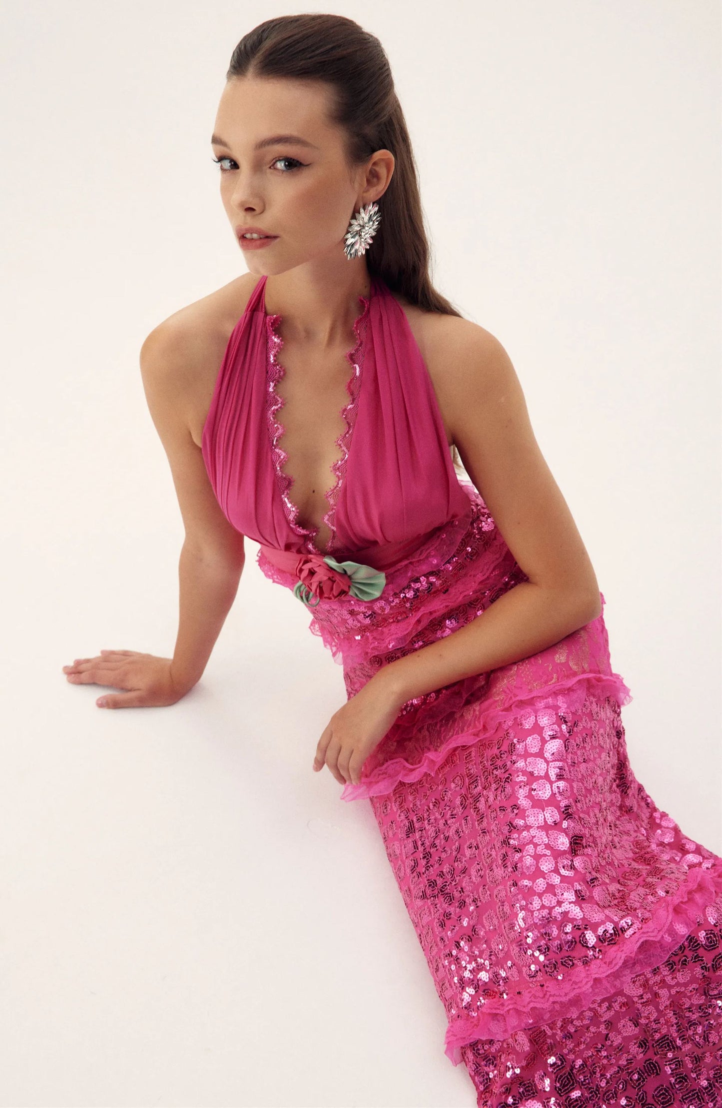 Vestido largo con lentejuelas y cuello halter de Sara 