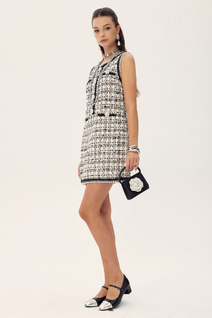 Minivestido de tweed con ribete en contraste y diamantes de Aldine 