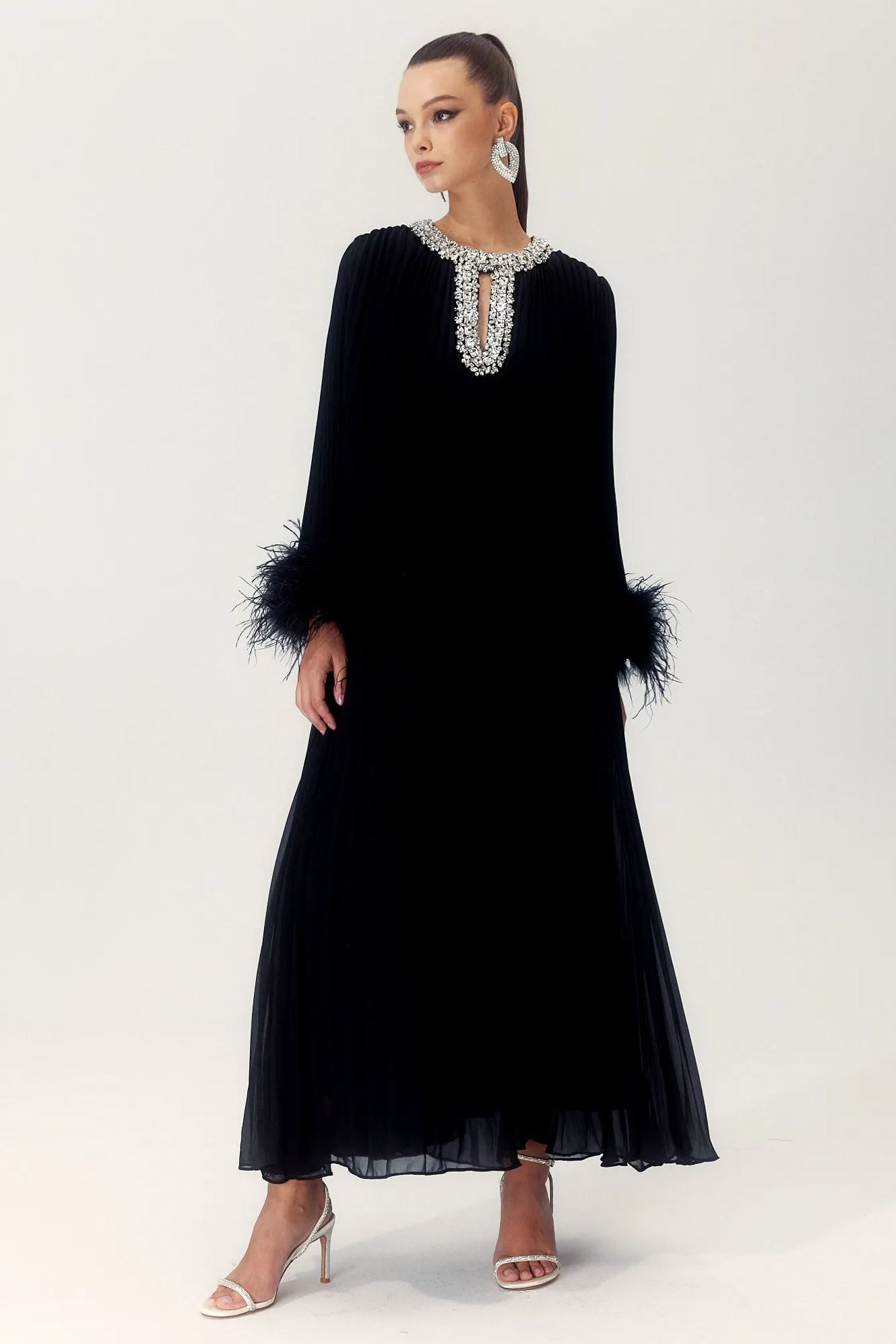 Vestido largo de gasa plisado con plumas de Yvonne Diamante 