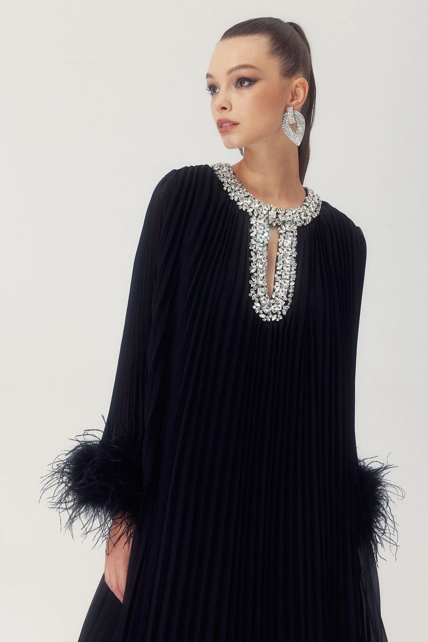 Vestido largo de gasa plisado con plumas de Yvonne Diamante 