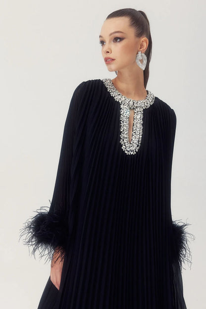 Vestido largo de gasa plisado con plumas de Yvonne Diamante 