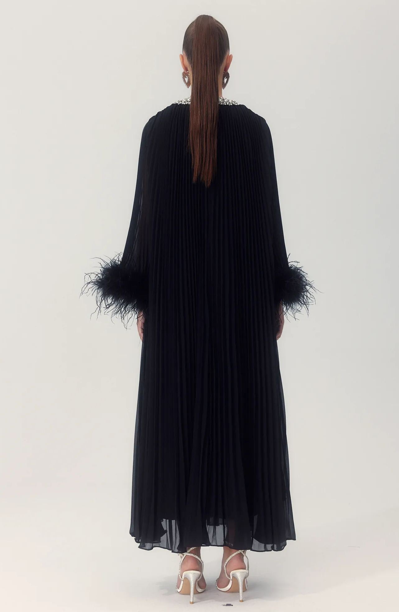 Vestido largo de gasa plisado con plumas de Yvonne Diamante 