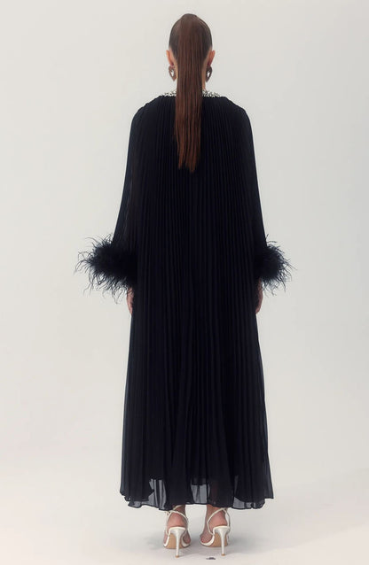 Vestido largo de gasa plisado con plumas de Yvonne Diamante 
