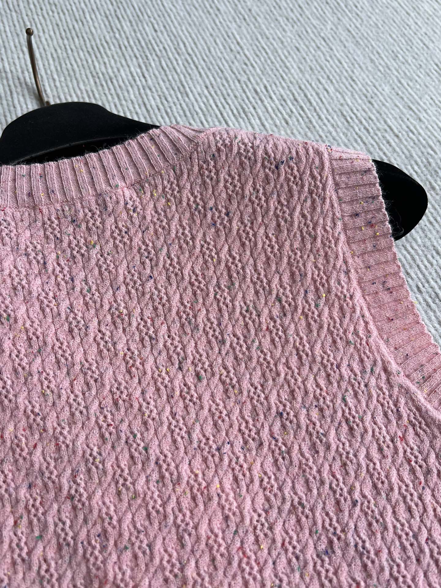 CC 25A Round Neck Sleeveless Vest In Pink Wool 269549