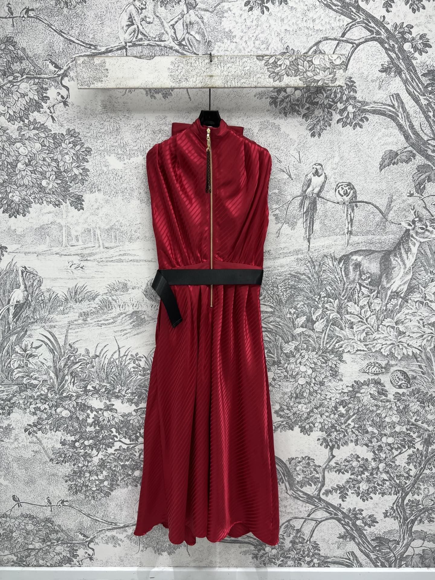 LV 25 Ped Pleated Cross Dress Red Polyester