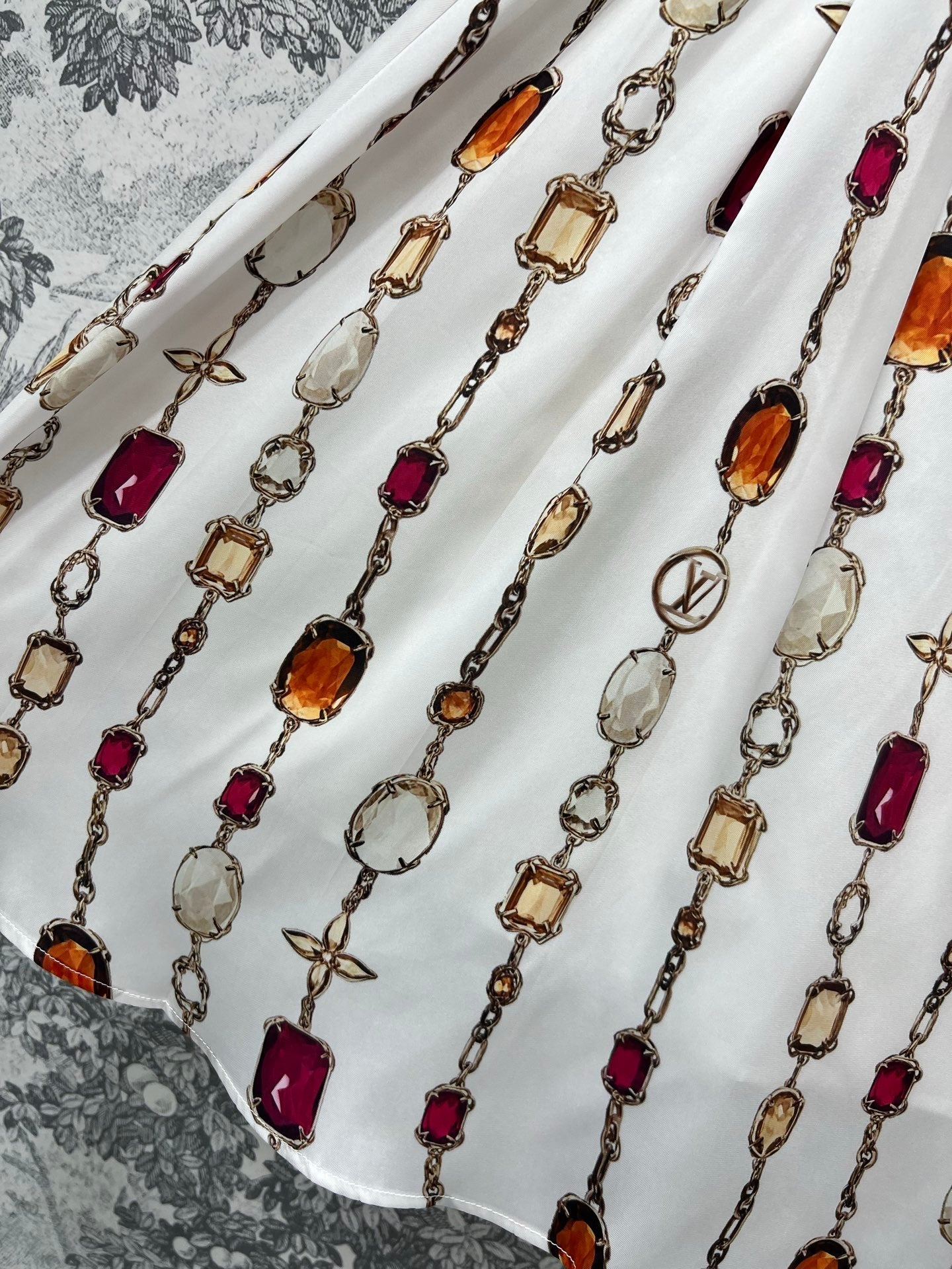 LV 25 Decorative Pattern Gemstone Chain Pleated Skirt White Poliester