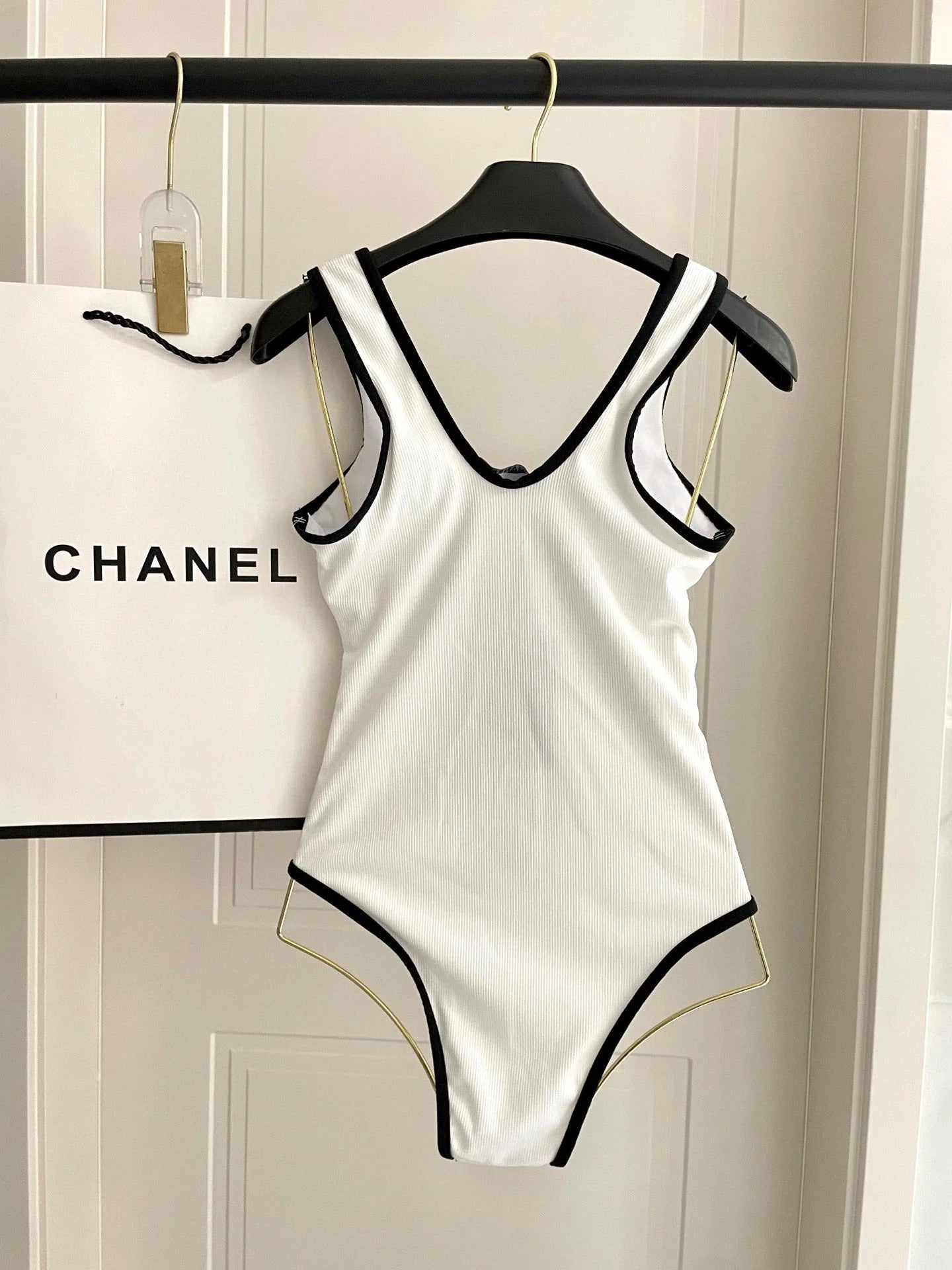 CC BIKINI SWIMSUIT SET IN WHITE AND BLACK TRIM 604254
